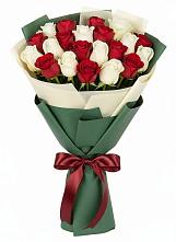 Букет Микс из красных и белых роз в Гарболово