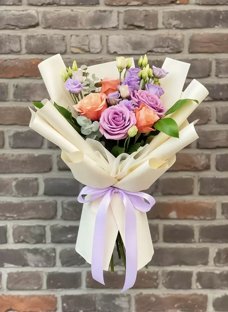 Букет цветов из: Лизиантусы и Розы в Гарболово