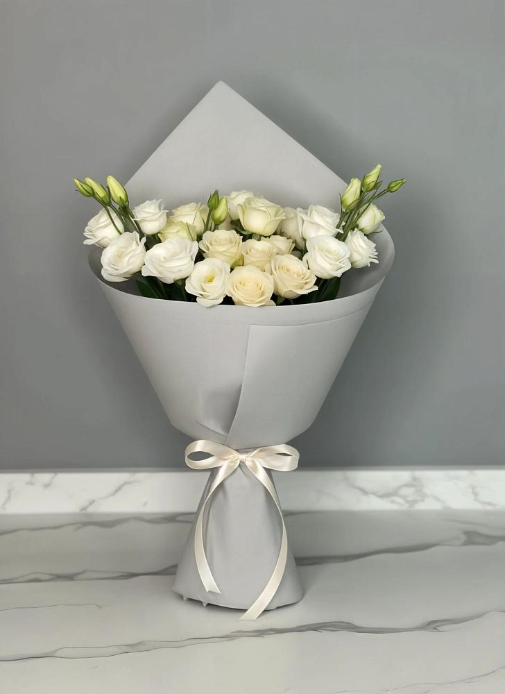 Букет цветов из: Розы и Лизиантусы в Гарболово