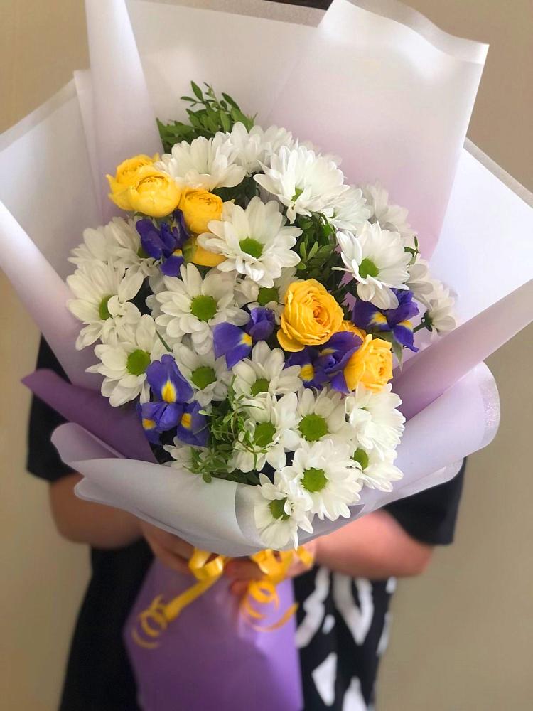 Букет цветов из: Ирисы, Хризантемы и Розы в Гарболово