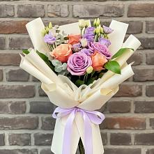 Букет цветов из:  Лизиантусы и Розы в Гарболово