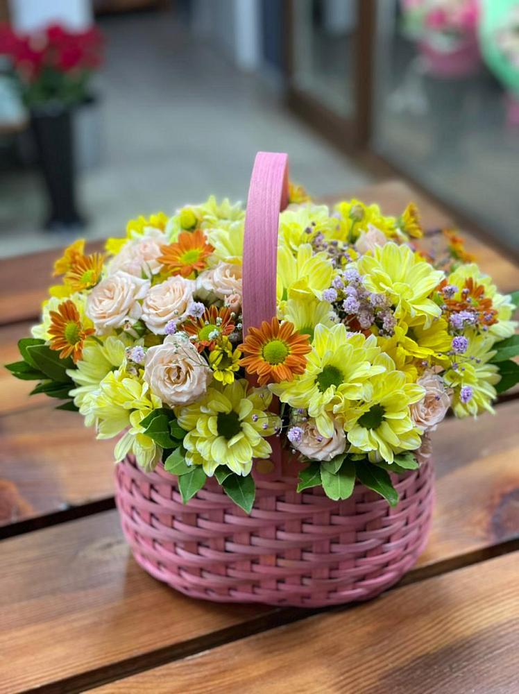 Цветочная композиция из Хризантемы и Розы в корзине в Гарболово