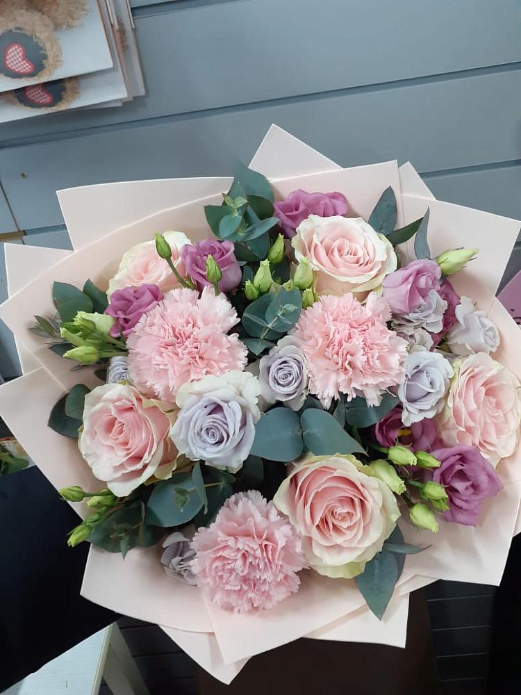 Букет цветов из: Розы, Гвоздики и Лизиантусы в Гарболово