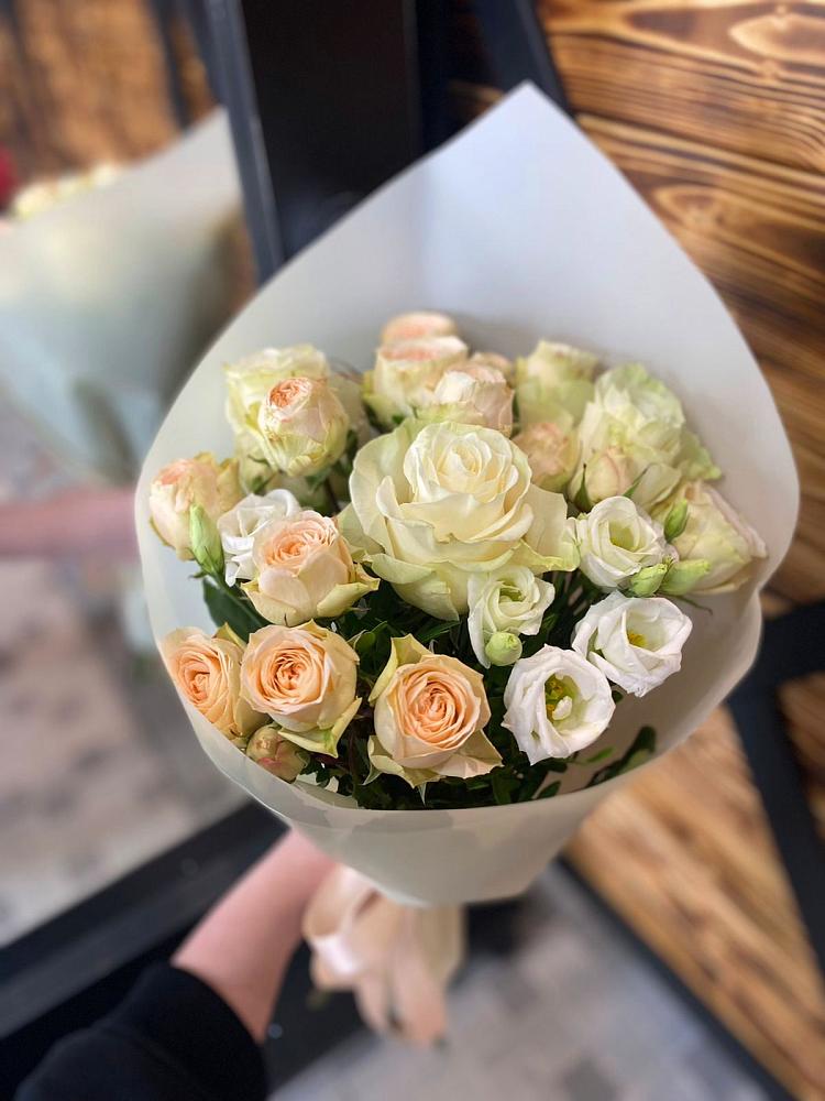 Букет цветов из: Розы и Лизиантусы в Гарболово